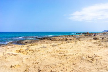 Uçuruma sıçrayan dalga