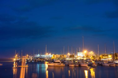 Yunanistan, Girit, Ağustos 2018: Kandiye'de teknelerle eski Venedik limanı, Girit adası, Yunanistan