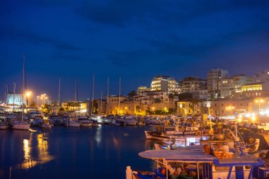 Yunanistan, Girit, Ağustos 2018: Kandiye'de teknelerle eski Venedik limanı, Girit adası, Yunanistan