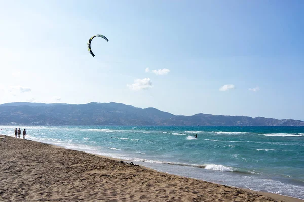 Tropikal mavi okyanusta ekstrem spor kitesurf