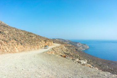 Girit Balos plajına giderken dağ yolunda Araba