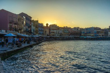 Yunanistan, Chania, Ağustos 2018: Chania,Girit, Yunanistan'ın Aydınlatılmış Venedik habour