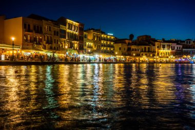 Yunanistan, Chania, Ağustos 2018: Geceleri Chania'nın ışıklı Venedik habour'u, Girit, Yunanistan