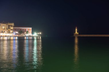 Yunanistan, Chania, Ağustos 2018: Geceleri Chania'nın ışıklı Venedik habour'u, Girit, Yunanistan
