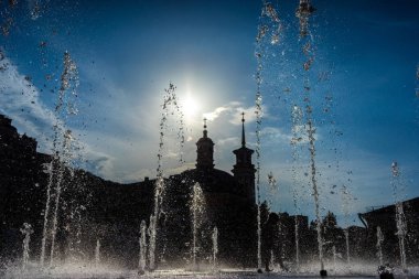 Çocuklar sıcak bir günde kuru bir çeşme içinde eğlenin