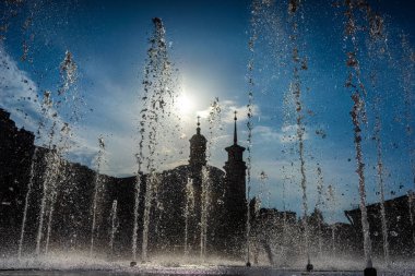 Çocuklar sıcak bir günde kuru bir çeşme içinde eğlenin