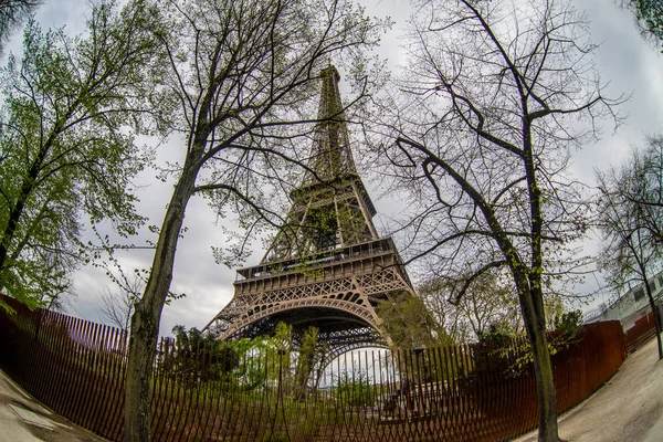 法国巴黎 2019年 法国巴黎阳光明媚的春天的埃菲尔铁塔 — 图库照片