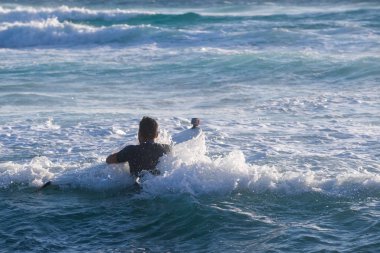 Yunanistan, Girit, Ağustos 2018: genç adam, acemi Surfer Girit Adası, plaj Falasarna bir deniz köpüğü üzerinde sörf öğrenir