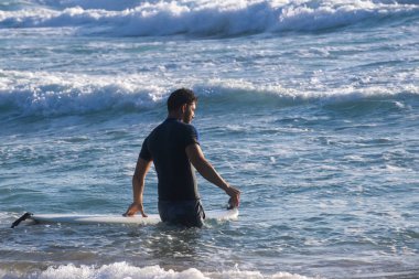 Yunanistan, Girit, Ağustos 2018: genç adam, acemi Surfer Girit Adası, plaj Falasarna bir deniz köpüğü üzerinde sörf öğrenir
