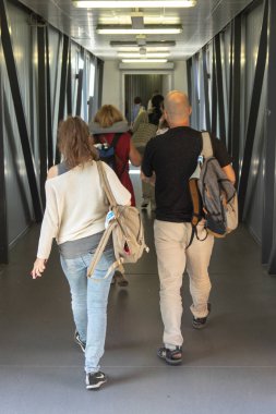 Rusya, Moskova, Ağustos 2018: Teleskopik geçitin içindeki koridorda giden insanlar