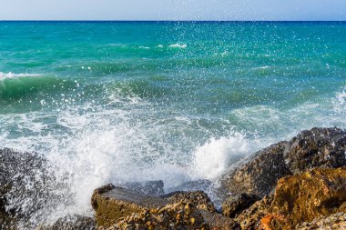 Yüksek dalga uçuruma sıçrayan