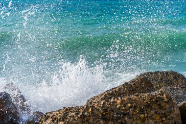 Yüksek dalga uçuruma sıçrayan