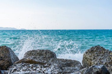 Yüksek dalga uçuruma sıçrayan