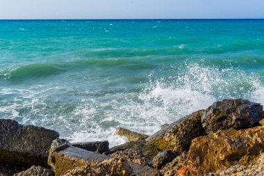 Yüksek dalga uçuruma sıçrayan