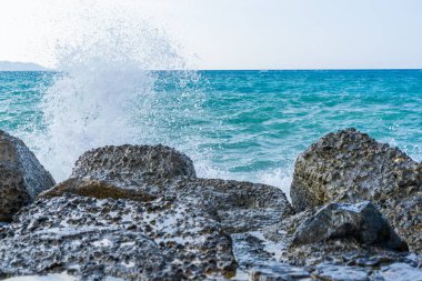 Yüksek dalga uçuruma sıçrayan