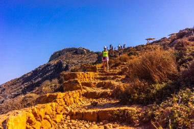 Girit, Yunanistan, Ağustos 2018: Turist kalabalığı korsan kaleye yokuş yukarı yükseliyor