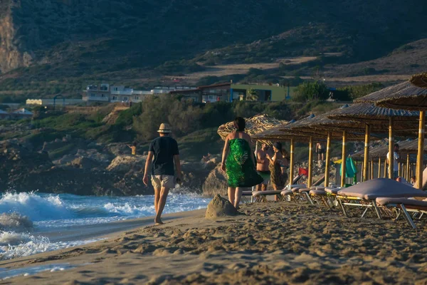 クレタ島のファラサルナビーチを歩くカップル — ストック写真