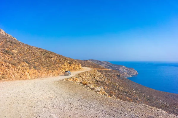 クレタ島のバロスのビーチに向かう途中の山道の車 — ストック写真