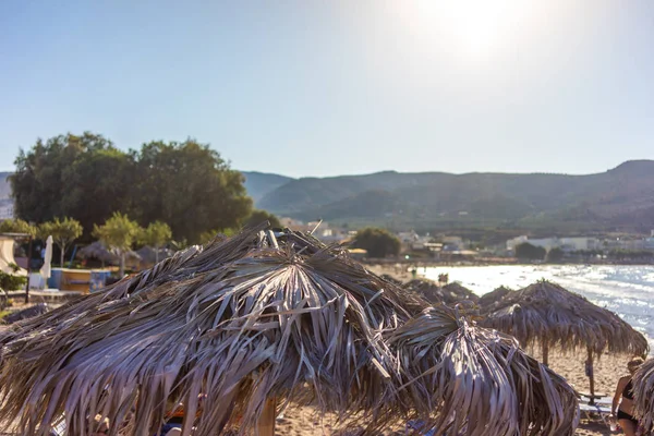 ギリシャ クレタ島 2018年8月 クレタ島のビーチで傘の下の人々 — ストック写真