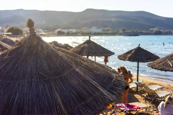 ギリシャ クレタ島 2018年8月 クレタ島のビーチで傘の下の人々 — ストック写真