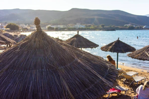 Grèce Crète Août 2018 Personnes Sous Parapluies Sur Une Des — Photo