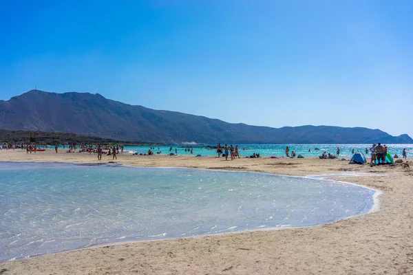 ギリシャ クレタ島 2018年8月 クレタ島のエラフォニシのビーチで観光客 最も人気のある観光地 — ストック写真