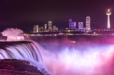 Renkli Işıklar ile Niagara Şelalesi Ve Amerikan Şelalesi'nde Gece