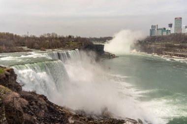 ABD, Niagara Şelalesi, Nisan 2019: Amerika Birleşik Stets tarafı ile Niagara Şelalesi görünümü
