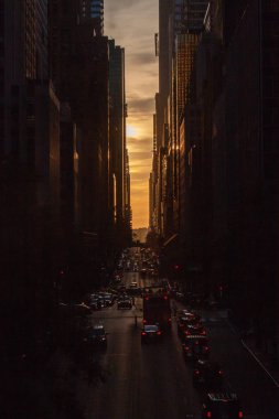 Midtown Manhattan, New York City NYC üzerinden trafik renkli ışıklar ile 42 sokak üzerinde günbatımı