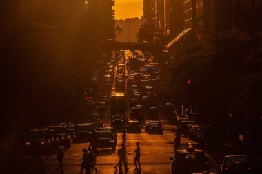 Midtown Manhattan, New York City NYC üzerinden trafik renkli ışıklar ile 42 sokak üzerinde günbatımı