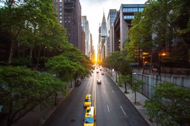 Midtown Manhattan, New York City NYC üzerinden trafik renkli ışıklar ile 42 sokak üzerinde günbatımı