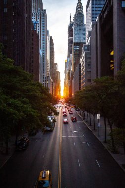 Midtown Manhattan, New York City NYC üzerinden trafik renkli ışıklar ile 42 sokak üzerinde günbatımı