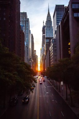 Midtown Manhattan, New York City NYC üzerinden trafik renkli ışıklar ile 42 sokak üzerinde günbatımı