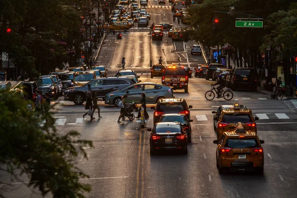 42街上空的日落 五颜六色的交通灯穿过纽约市曼哈顿市中心 — 图库照片