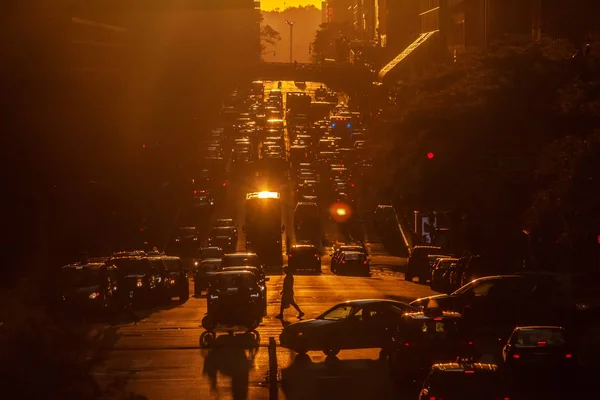 Sonnenuntergang Über Der Straße Mit Den Bunten Lichtern Des Verkehrs — Stockfoto