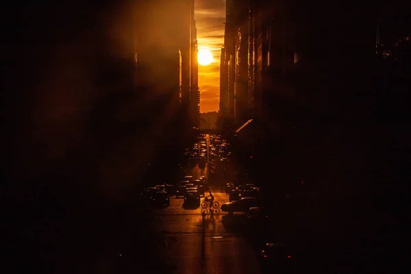 Sonnenuntergang Über Der Straße Mit Den Bunten Lichtern Des Verkehrs — Stockfoto