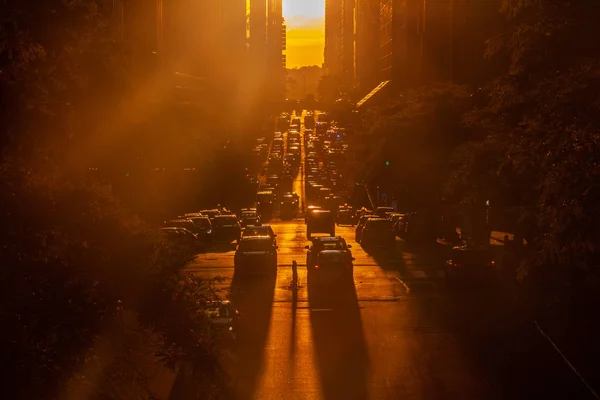 Solnedgång Över 42Nd Street Med Färgglada Lampor Trafik Genom Midtown — Stockfoto