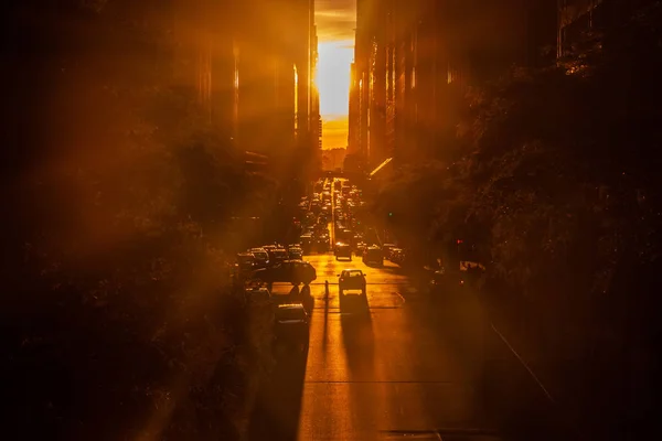 Sonnenuntergang Über Der Straße Mit Den Bunten Lichtern Des Verkehrs — Stockfoto