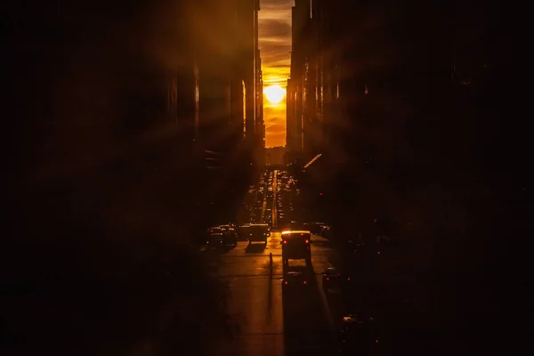 Midtown Manhattan, New York City NYC üzerinden trafik renkli ışıklar ile 42 sokak üzerinde günbatımı