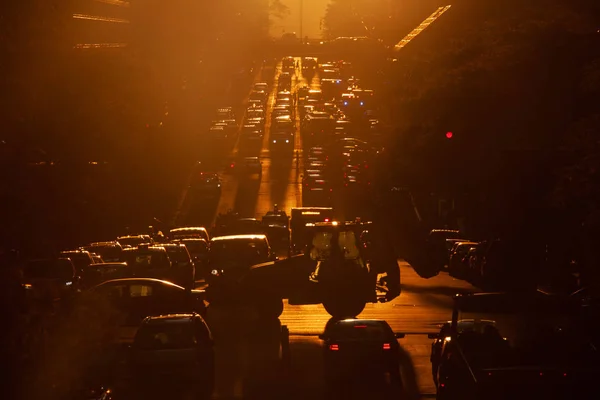 Sonnenuntergang Über Der Straße Mit Den Bunten Lichtern Des Verkehrs — Stockfoto