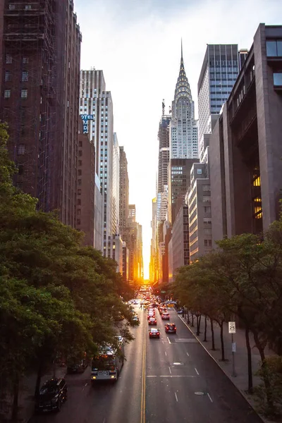 Pôr Sol Sobre 42Nd Street Com Luzes Coloridas Tráfego Através — Fotografia de Stock