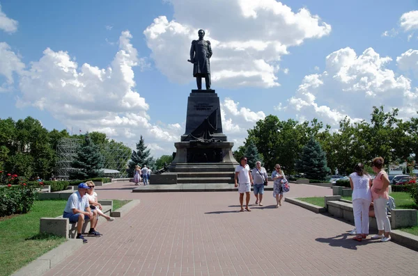Denkmal Für Admiral Nachimow Auf Dem Hintergrund Der Stadt — Stockfoto
