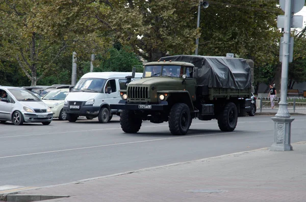 Katonai Teherautók Ural Katonákat Szállít Városon — Stock Fotó