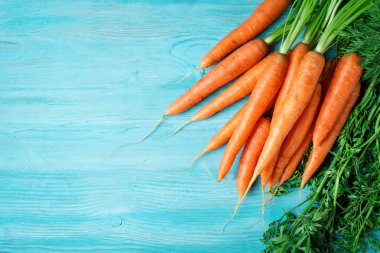 Taze havuç bahçe ahşap tablo. Sebze vitaminler Keratin. Doğal organik havuç ahşap arka plan üzerinde en iyi görünüm düz yatıyordu yatıyor. Ülke köyü tarım kavramları.