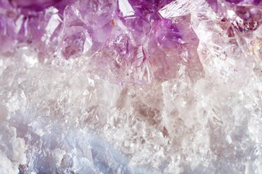 Ametist. Mineral doku. Makro doğal gemstone çekim. Ham maden. Arka plan.