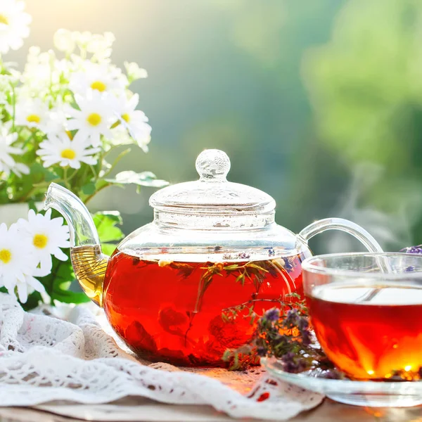 Cup met hete thee met munt en een tijm op een houten tafel in een zomertuin. Selectieve aandacht, — Stockfoto