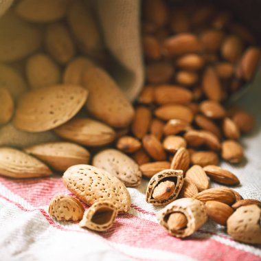 Badem yaz bahçesinde ahşap bir masa üzerinde. Yararlı gıda.