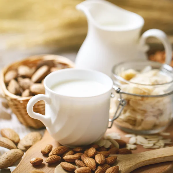 Badem ve badem süt yaz bahçesinde ahşap bir masa. Yararlı gıda.