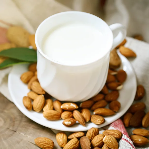 Badem ve badem süt yaz bahçesinde ahşap bir masa. Yararlı gıda.