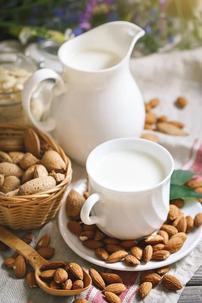 Badem ve badem süt yaz bahçesinde ahşap bir masa. Yararlı gıda.